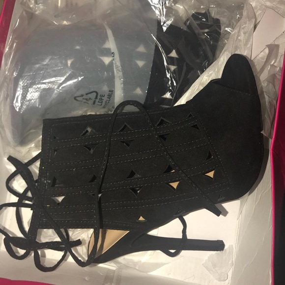 Black heels - Picture 4 of 4